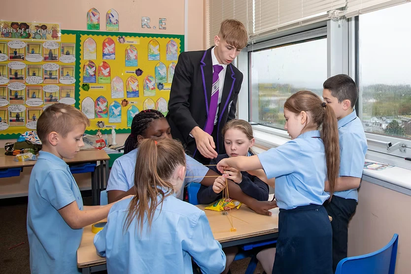 A Young STEM Leader delivering an activity with a cluster primary school.